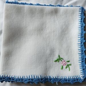 VINTAGE HANDMADE LIGHT COTTON NAPKIN SET WITH A BLANKET STITCH AND CROCHET HEM